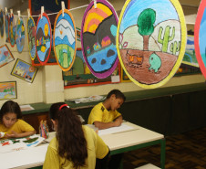 Os alunos do Colégio Estadual Ermelino de Leão, em Curitiba, expuseram seus trabalhos na 3° Mostra de Artes da escola.