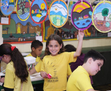 A aluna Gladis Eduarda Rafaell, 9 anos, 5° ano, é a primeira a chegar para as atividades. “Eu levanto bem cedo para poder vir participar porque eu gosto de escrever, desenhar pintar. Quanto mais cedo eu chegar, mais eu posso participar”, revelou a aluna.