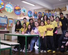 Uma vez por semana os alunos participam das atividades desenvolvidas pela professora de Arte, Clevna Biscaia dos Santos. “Eu quero que eles enxerguem além da arte. A arte tem esse poder sobre os alunos de fazer com que eles vejam além do que eles estão vendo”, explicou.