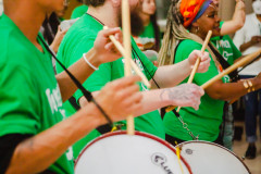 Alunos da rede estadual em sala realizando atividades sobre a Consciência Negra