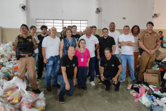 Estudantes de Cornélio Procópio arrecadam donativos e entregam para famílias de Bandeirantes