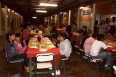 O Colégio Estadual Professora Zuleide Samways Portes, em São Mateus do Sul, promoveu a Primeira Noite Espanhola, no início do mês. Os estudantes do Centro de Línguas Estrangeiras Modernas (Celem) tiveram um momento para aprimorar os conhecimentos aprendidos em sala de aula, além de ser uma oportunidade para a escola interagir com a comunidade.