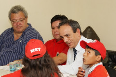 A Secretaria de Estado da Educação recebeu nesta quarta-feira (31) um grupo de crianças e adultos do Movimento dos Sem-Terra (MST).