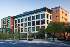 Fachada de um dos prédios da Universidade do Texas.