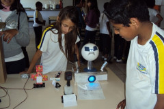 O estudante Derick Guilherme de Oliveira (direita), de 10 anos, aluno do 6º ano do Colégio Estadual Unidade Polo, do município de Arapongas, classificou-se em 4º lugar na Mostra Nacional de Robótica 2012.