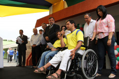 Em Londrina, o governador em exercício entregou um ônibus para o transporte dos alunos da Escola Santa Rita, administrada pela Associação de Pais e Amigos dos Excepcionais (Apae).