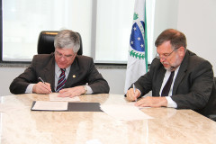 O vice-governador e secretário da Educação, Flávio Arns, participou nessa quarta-feira (21), em Curitiba, da assinatura do convênio do FICA . Parceria entre a Secretaria de Estado da Educação, Ministério Público do Paraná, Poder Judiciário e a Associação dos Conselhos Tutelares,  que busca promover ações para enfrentar evasão de alunos das instituições de ensino em todo Paraná.