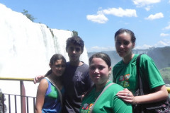 Os estudantes e coordenadores da Escola Estadual São Salvador, do Colégio Estadual Jardim Interlagos e do Colégio Estadual Santos Dumont, todas de Cascavel, estiveram em Foz do Iguaçu para participar de uma pesquisa de campo em vários locais.