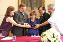 O vice-governador e secretário de Estado da Educação, Flávio Arns, entregou nessa terça-feira (18), em Curitiba, o título de Professora Emérita da Educação do Paraná à professora Chloris Casagrande Justen. A homenagem foi concedida pelo Conselho do Magistério do Paraná.<br />
<br />
Veja mais fotos em: <a href=" http://www.flickr.com/photos/flavioarns/sets/72157632277787712/" target="_blank"> http://www.flickr.com/photos/flavioarns/</a>
