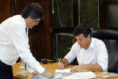 O governador Beto Richa autorizou a abertura de licitações para obras de reparo e melhorias em seis escolas de diferentes regiões do Paraná. As licitações acontecerão até o fim de janeiro. Os investimentos somam R$ 8 milhões e beneficiarão cerca de 5 mil estudantes nos municípios de Curitiba, Araucária, Barracão, Rebouças e Japurá.