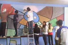 Projeto Cores no Dia a Dia do Colégio Estadual Olavo Bilac mobiliza alunos na pintura de murais baseados em obras famosas nas salas de aula.