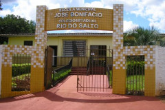 Os reparos nos colégios estaduais Professora Júlia Wanderley, Pedro Ernesto Garlet e Rio do Salto, ambas em Cascavel, Oeste do estado, começam em 10 dias. O Núcleo Regional da Educação de Cascavel assinou nesta sexta-feira (25) os contratos, de R$ 381 mil, com as empresas que farão as obras.