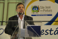 O vice-governador e secretário de Estado da Educação, Flávio Arns, participou nesta terça-feira (5) do encerramento da semana pedagógica da Secretaria Municipal de Educação de São José dos Pinhais, Região Metropolitana de Curitiba.<br />
<br />
Veja mais fotos em: <a href=" http://www.flickr.com/photos/flavioarns/sets/72157632695361760/" target="_blank"> http://www.flickr.com/photos/flavioarns/</a>
