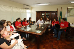 “Estamos vivenciando um marco na história do Paraná, de um diálogo permanente e uma verdadeira democracia através da construção coletiva. Hoje nos sentimos como verdadeiros membros de uma equipe de trabalho e de um governo de prioridade na educação”, declarou em nota a presidente da Comissão, Sandra Tais Gomes Ferreira (segunda pessoa da direita para a esquerda).