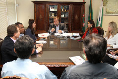 O secretário informou que será encaminhada à Assembleia Legislativa proposta que inclui o direito a promoções na carreira de agentes educacionais 1 e 2.<br />
<br />
Veja mais fotos em: <a href=" http://www.flickr.com/photos/flavioarns/sets/72157632718138470/" target="_blank"> http://www.flickr.com/photos/flavioarns/</a>
