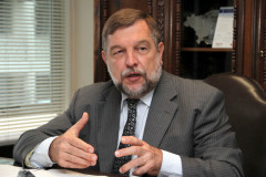 Em entrevista, o vice-governador e secretário da Educação fala sobre a organização do calendário escolar para 2013 e investimentos feitos nas escolas.