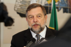 A Secretaria de Estado da Educação vai oferecer atividades em tempo integral para estudantes de escolas próximas às Unidades Paraná Seguro (UPS), para dar opção de atividades aos jovens, evitando que se envolvam com a criminalidade. O anúncio foi feito pelo secretário estadual da Educação e vice-governador Flávio Arns, nesta quinta-feira (14/01), quando teve início o ano letivo 2013 da rede estadual de ensino. 