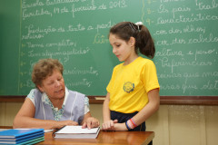 A distribuição antecipada das aulas e das funções para cerca de 88 mil profissionais da educação garantiu que todas as 2.100 escolas da rede estadual iniciassem o ano letivo sem falta de professores e pedagogo. Com o planejamento da Secretaria de Estado da Educação, os 1,3 milhão de alunos que estudam em colégios e escolas em todo o Estado entraram nas salas, nesta quinta-feira (14), com tranquilidade.
Escola Angelo Trevisan.
