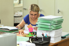 Servidora da Escola Estadual Dom Pedro II. Foto de arquivo.