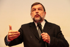 O Governo do Estado vai depositar até o fim da semana que vem a primeira das 10 parcelas mensais dos recursos destinados ao transporte escolar nos municípios.<br />
<br />
Veja mais fotos em: <a href=" http://www.flickr.com/photos/flavioarns/sets/72157632801346393/" target="_blank"> http://www.flickr.com/photos/flavioarns/</a>
