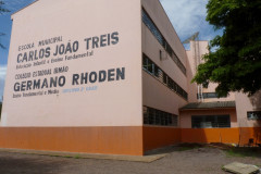 A parceria entre a Secretaria de Estado da Educação e a prefeitura de Toledo está beneficiando alunos, professores e funcionários do Colégio Estadual Germano Rhoden, onde também funciona a Escola Municipal Carlos João Treis. Em janeiro passado começou uma grande reforma completa para recuperar as instalações do colégio que há mais de 15 anos não recebia melhorais.  