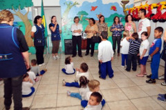 Representantes do Departamento de Educação Especial da Secretaria de Estado da Educação e professoras do curso de Psicologia da Universidade Federal do Paraná acompanharam nessa quarta-feira (13) a visita do professor do Departamento de Psicologia da Universidade de Évora, Portugal, Vitor Franco à Apae Curitiba. Franco é especialista na área de intervenção precoce no desenvolvimento infantil.

