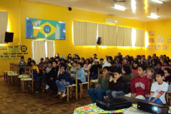 Em Santo Antonio do Sudoeste, professores trabalharam a multidisciplinaridade para realizar evento sobre Cultura e Diversidade. 