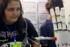 Estudantes do Colégio Estadual Vicente Rijo, em Londrina, participaram da Feira Brasileira de Ciências e Engenharia (Febrace), em São Paulo, com um experimento inusitado. Após quase um ano de pesquisa e experimentações, Cecília Valério Feliciano, 16, e Elias Justino de Oliveira Junior, 15, apresentaram o protótipo de uma mão biônica criada com matérias de baixo custo como uma proposta mais econômica em relação às próteses já existentes. 
