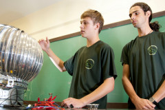 14-03-13 - CEEP NEwton Freire Maia - Alunos do quarto ano do curso Energia Alternativa, Rogério Vidolin de 17 anos e Eduardo Verlise da Silva de 17 anos.  