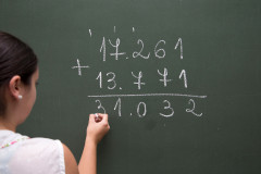 04-03-13 - Conta em quadro negro no Colégio Estadual Professor Lysímaco Ferreira da Costa.