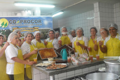 Cooperativa oferece curso gratuito a merendeiras de 60 escolas estaduais, sobre o uso de polpa de frutas em receitas de tortas, bolos e outros alimentos.