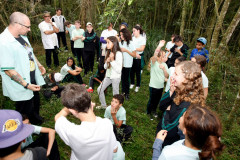Campo Magro - 23-04-13 - Colégio Estadual Campo Magro, alunos andam pela trilha feita pelos professores no colégio.