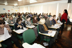 Profissionais que trabalham com o sistema prisional no Paraná estão reunidos para debater sobre legislação e uma nova proposta pedagógica específica para o atendimento das pessoas privadas de liberdade.