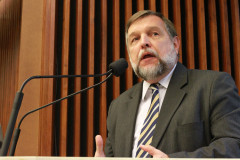 Flávio Arns destacou a valorização profissional, a qualidade na merenda escolar, a construção de novas escolas e reformas em todo o Paraná.<br />
<br />
Veja mais fotos em: <a href=" http://www.flickr.com/photos/flavioarns/sets/72157633419841063/" target="_blank"> http://www.flickr.com/photos/flavioarns/</a>