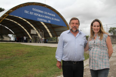 Flávio Arns e Maria Elisangela Schultz Ribeiro Maciel, diretora da Escola Estadual República Oriental do Uruguai. Foto de arquivo.<br />
<br />
Veja mais fotos em: <a href="http://www.flickr.com/photos/flavioarns/sets/72157629318541462/with/6876046916/" target="_blank">http://www.flickr.com/photos/flavioarns/</a>