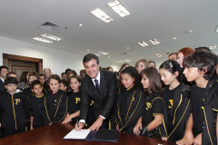 O governador Beto Richa assina contrato para reforma do colégio estadual Yvone Pimentel, ao lado de alunos do colégio.
 