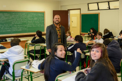 Professores da rede estadual de ensino aprovam a hora atividade. Na foto, Luiz Gustavo, professor de português, durante aula de literatura no Colégio Pedro Macedo. Curitiba ,10/05/2013. 