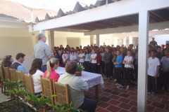 Na sexta-feira (10), foi assinada a Ordem de Serviço para reparos na Escola Estadual Nicolau Copérnico, em Mallet. Por meio do programa de Descentralização de Recursos, serão investidos cerca de R$ 114 mil, garantindo a melhoria da rede elétrica, iluminação externa, acessibilidade, reparos no piso da cozinha e pintura do prédio. As obras iniciam nesta semana e beneficiarão 430 alunos do ensino fundamental.