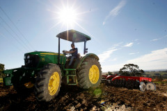 Arapoti - 29-08-13 - Centro Estadual de Educação Profissional de Arapoti, Colégio Agrícola, na foto novo trator do colégio.