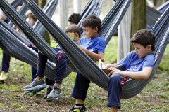 Colégio transforma ambiente e conquista estudantes que se interessam mais pela leitura. Espaço pode ser utilizado para aula e para leitura livre.