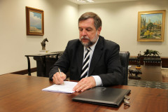 O governador em exercício Flávio Arns sancionou a lei que melhora o Plano de Cargos e Carreiras dos Funcionários da Educação do Paraná. Com a sanção, os 19 mil funcionários concursados têm direito a mais promoções na carreira, com consequentes melhorias salariais.