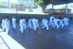 Aulas de Karatê realizadas através do Programa Mais Educação no Colégio Estadual Carlos Massaretto, em Apucarana. Foto de arquivo.