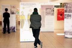 Exposição itinerante leva 15 banners de dupla face com biografia e principais textos do poeta para escolas que trabalham a obra de Drummond.