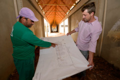 Leonir Noronha, encarregado das obras da nova sede do Colégio Estadual José Orestes Preima, mostra a planta da obra para o diretor do colégio, José Adriano Iulek. Prudentópolis, 14/05/2013.  