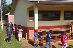 Alunos, professores e funcionários receberam treinamento para lidar com situações de emergência, e simularam o abandono de prédio escolar.