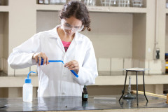 13-03-13 - CEEP - Centro Estadual de Educacão Profissional de Curitiba, laboratórios de aula, aluna Debóra Cristina Soares de 15 anos do segundo ano de química.