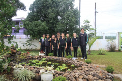 A construção do pequeno lago na escola contou com o apoio de pais, que trouxeram as pedras e dos alunos que vieram no período da tarde e o construíram em três dias. 