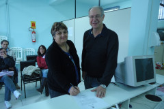 Oito funcionários assinaram o termo de posse no Núcleo Regional de Educação de Irati. O Decreto nº 8308, de 24/05/2013, referente à nomeação de Agentes Educacionais, regularizou a vida profissional dos aprovados concurso público de 2006. “Fico muito feliz com a decisão do governo e do secretário, espero isso há anos, mas agora farei parte de um plano de carreira na educação” disse a nova funcionária Alaide Maia Fabri após assinar sua posse.