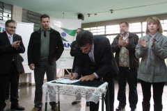 O governador Beto Richa assinou nesta segunda-feira (17), em Curitiba, a ordem de serviço para a ampliação da Escola Estadual Padre João Wislinski. <br />
<br />
Veja mais fotos em: <a href=" http://www.flickr.com/photos/flavioarns/sets/72157634179153590/" target="_blank"> http://www.flickr.com/photos/flavioarns </a>