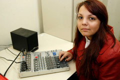 20-06-13 - Colegio Estadual Ipe em Sao Jose dos Pinhais, Colegio implanta sistem sustentavel com horta, arvores, jardim, radio escola, na foto a aluna Pamela Marcelino da Silva.  